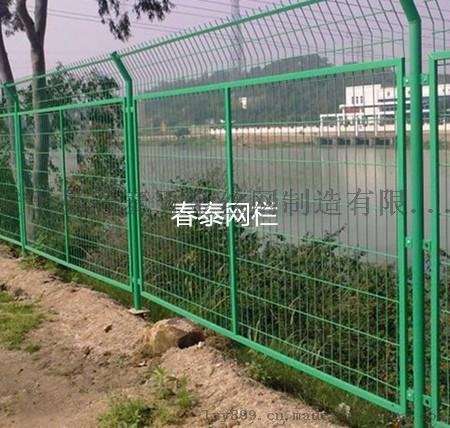 公路铁路框架隔离栅哪家好——春泰护栏网特价